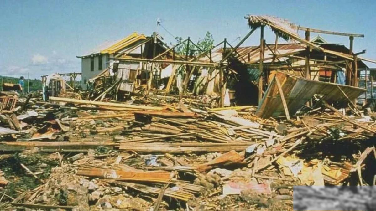 Mantan Menkeu Frans Seda Menangis Saat Relawan Korban Gempa NTT